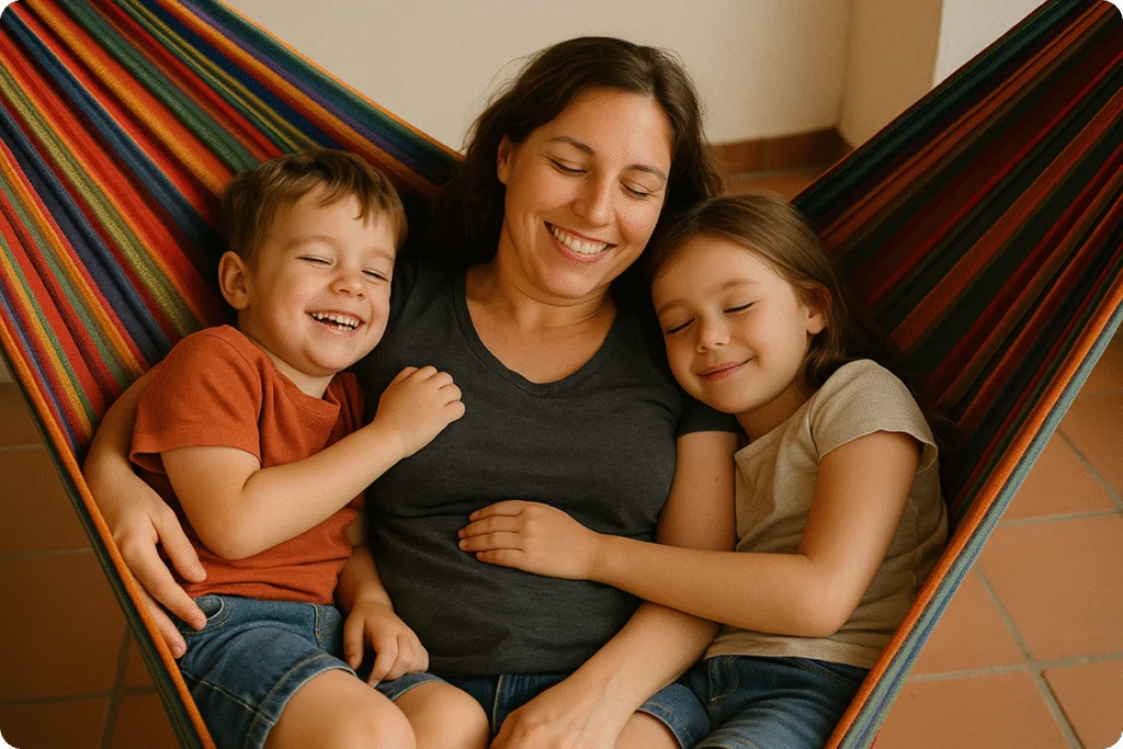 Mãe abraçada com os dois filhos sorrindo